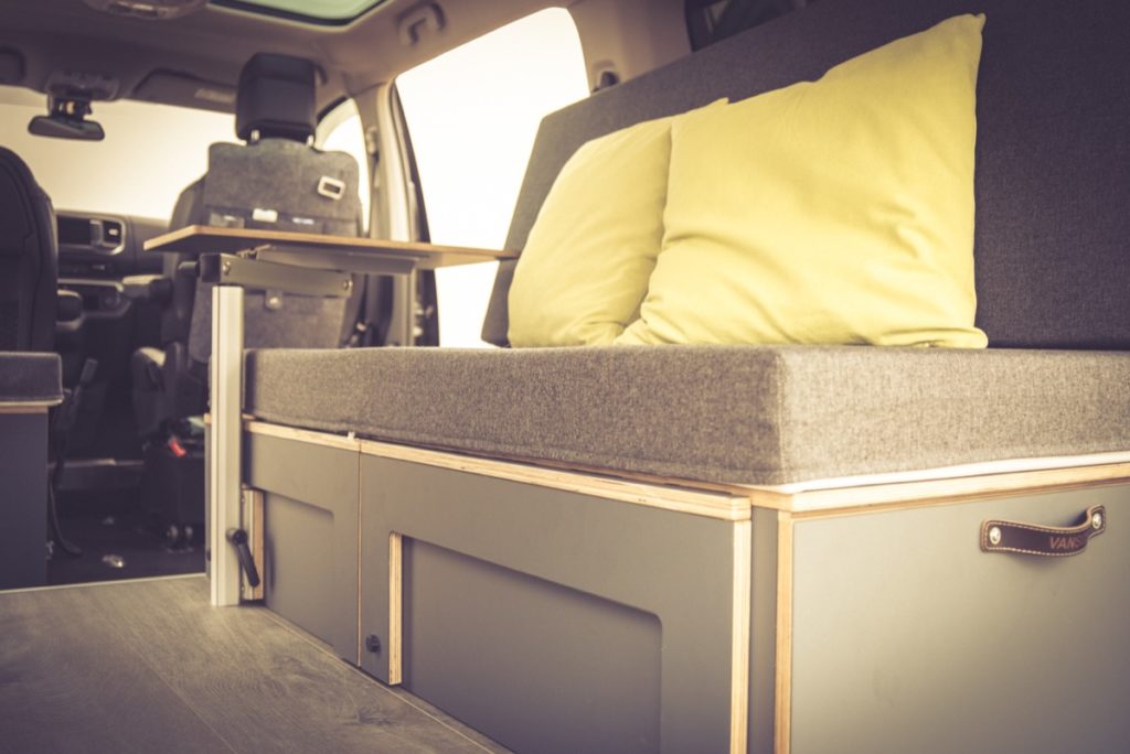 Camping mit Rollstuhl: Campingbus Peugeot Traveller für Rollstuhlfahrer - individuelle Module von Vanside.