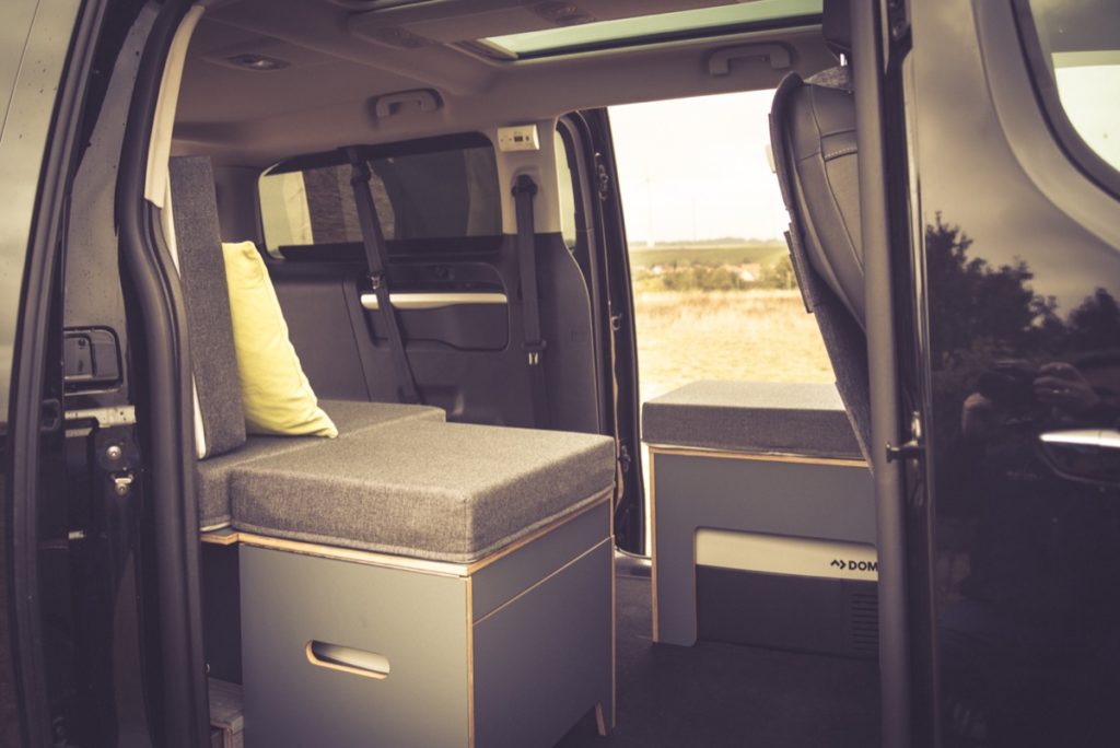 Camping mit Rollstuhl: Campingbus Peugeot Traveller für Rollstuhlfahrer - individuelle Module von Vanside.