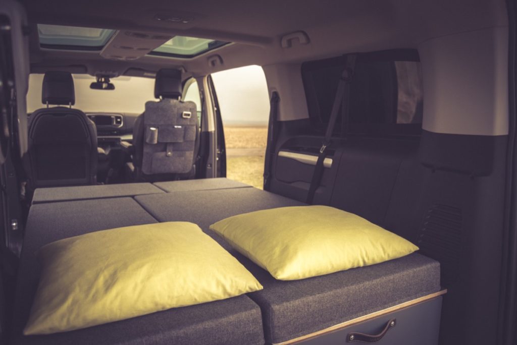 Camping mit Rollstuhl: Campingbus Peugeot Traveller für Rollstuhlfahrer - individuelle Module von Vanside.