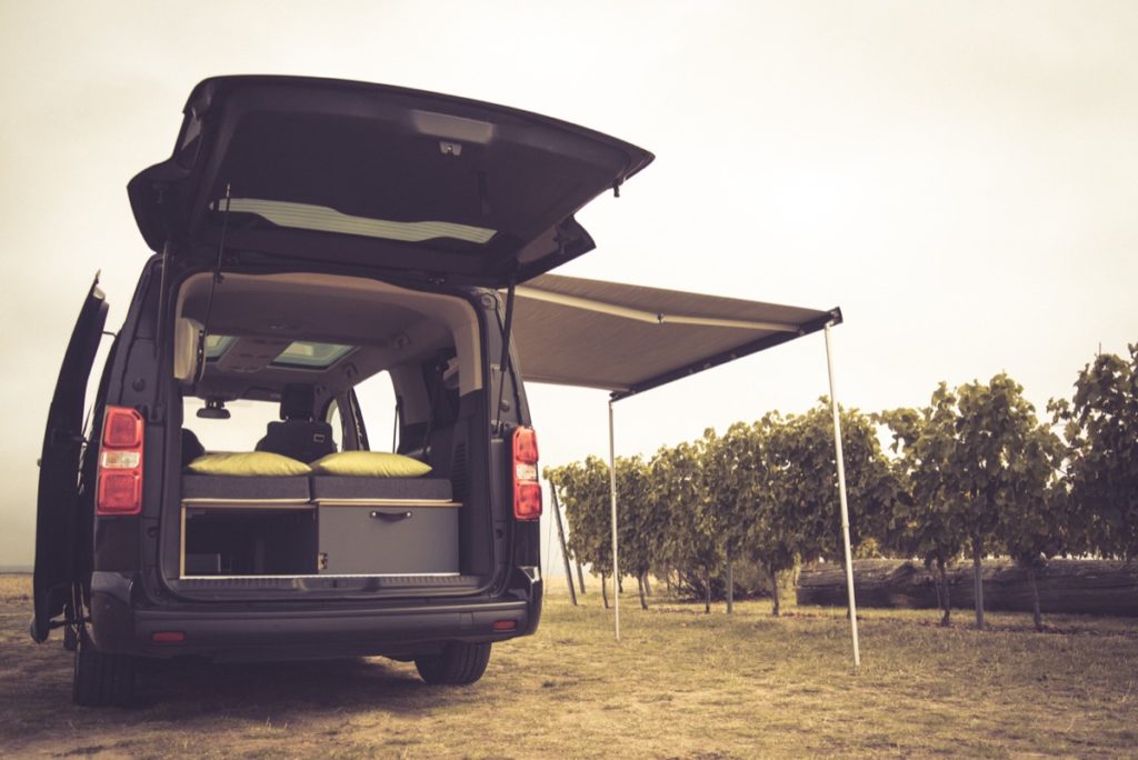 Camping mit Rollstuhl: Der Peugeot Traveller als Campingbus für Rollstuhlfahrer