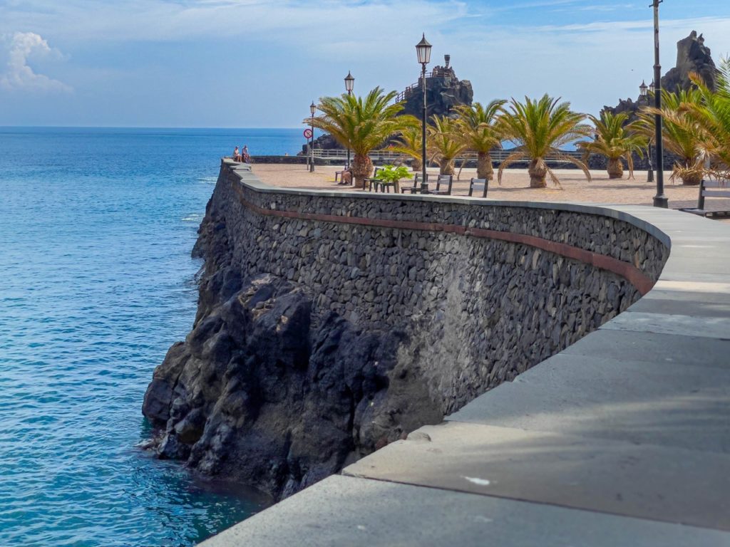 Hafenmauer der Playa de San Sebastián