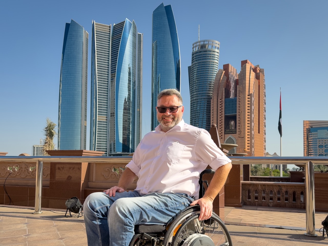 Aussicht vom Emirates Palace auf beeindruckende Bauwerke in Abu Dhabi