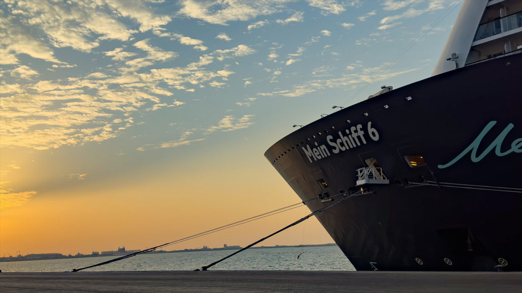 Mein Schiff 6 im Hafen von Dubai