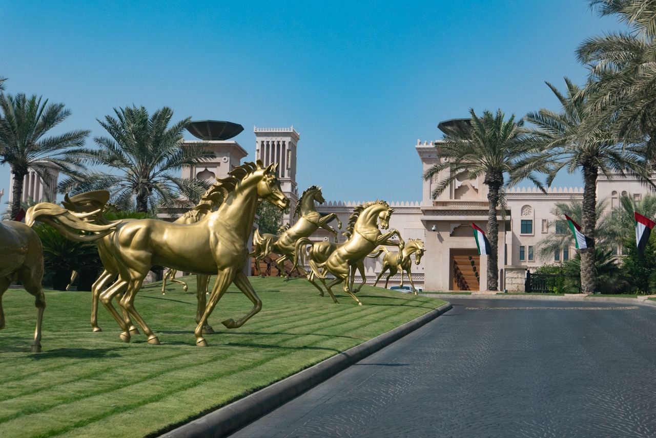 Goldene Pferde am Eingang des Madinat Jumeirah Resort