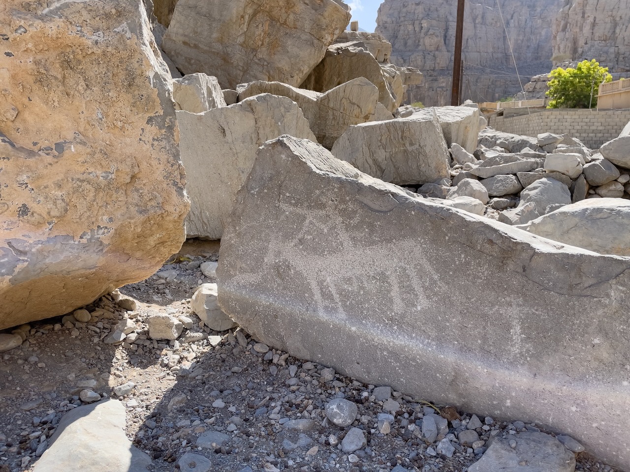 Mehr als 3.000 Jahre alte Felszeichnungen finden sich im Dorf Tawi