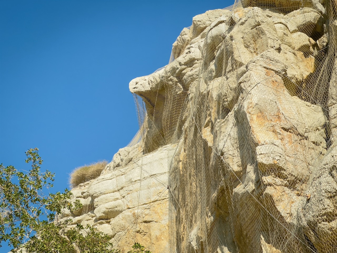 Felsvorsprung in Form eines Adlerkopfes.