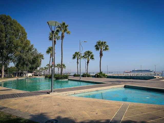 Strandpromenade mit Kustgegenständen in Limassol, Zypern