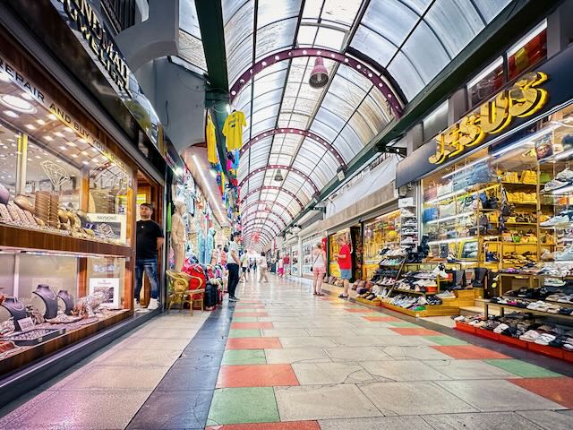 Der Grand Bazaar in Marmaris.  traditionelle türkische Teppiche, Kunsthandwerk, Kleidung und Süßwaren