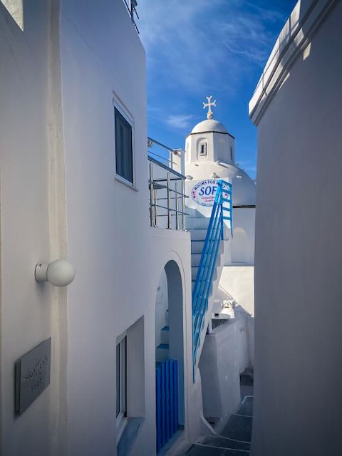 Santorin: kleine Gassen mit vielen Treppenstufen - sehenswert
