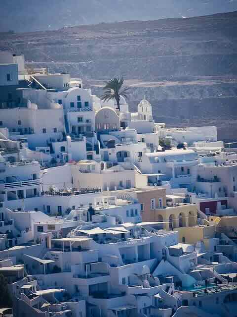 Außergewöhnlich schön ist der Blick auf die kleinen Häuschen in Santorin